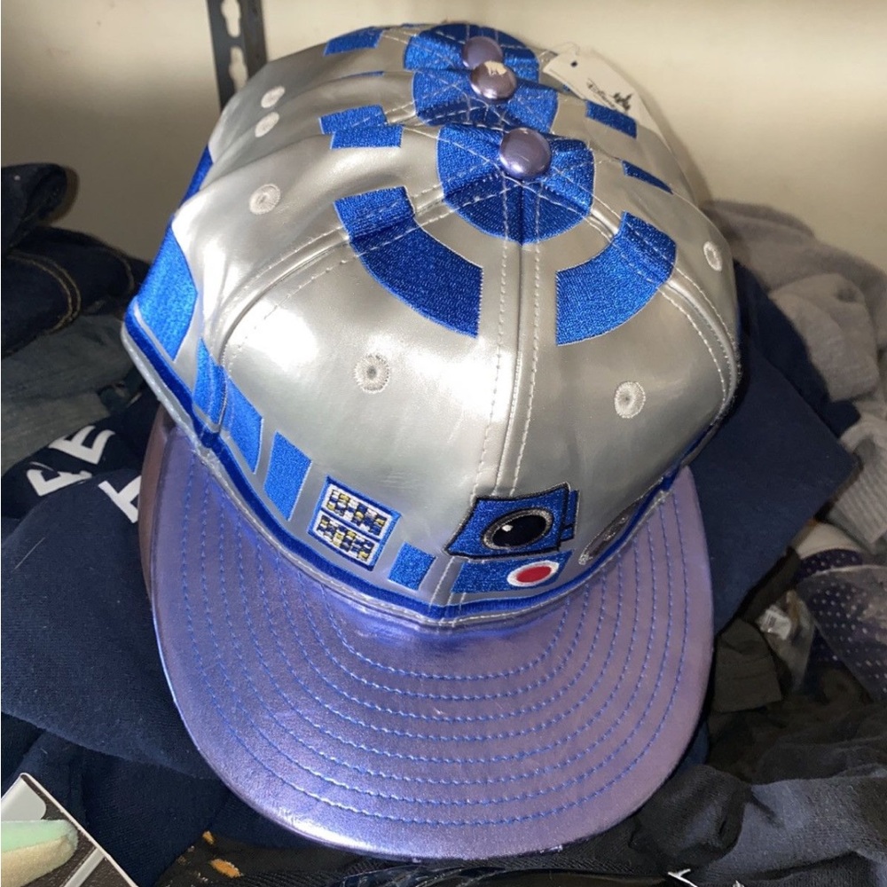 Star wars R2D2 New Era Cap Used 
Size:  7 1/2
Top button has a scrape
Used